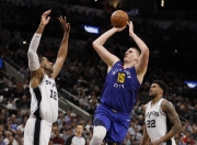 开云体育中国官网-关于猛龙强势马刺，萨姆·米切尔三分雨点燃全场的信息