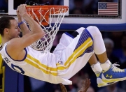 开云体育-年度焦点之战，骑士一波流带走开拓者，战术纪律铸就经典逆转