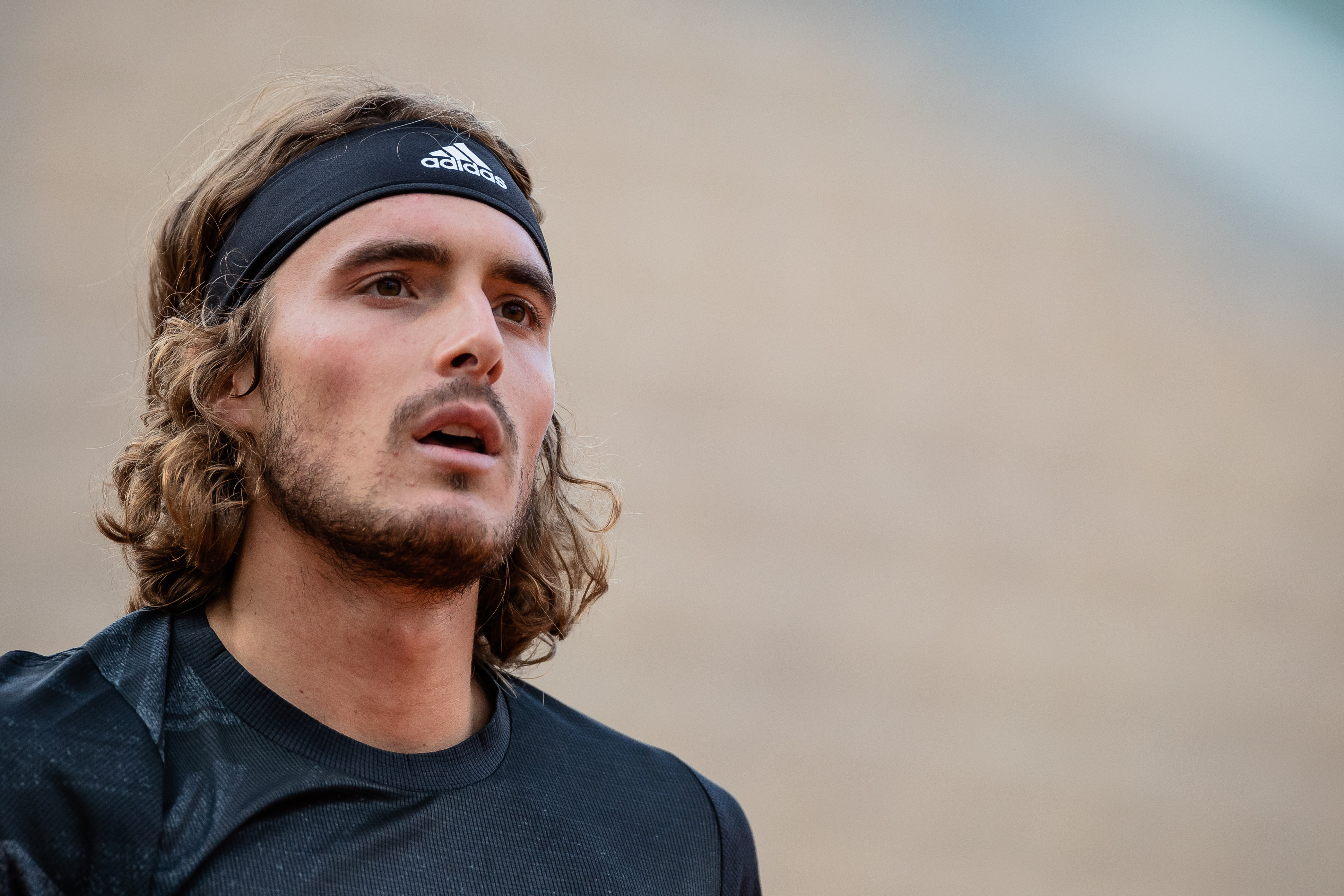 英国网球队爆冷美国网球队，西西帕斯送出助攻的简单介绍