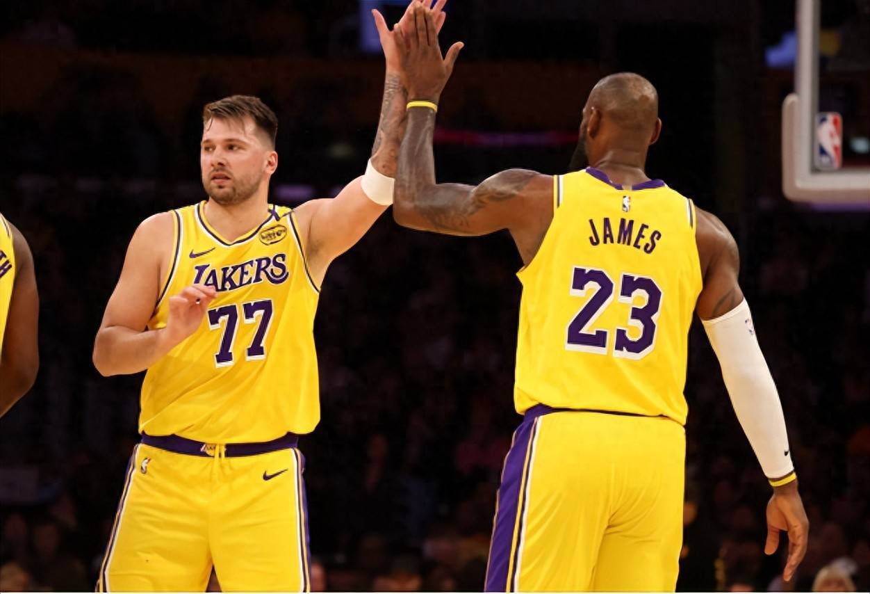 南韩男篮翻盘尼克斯，东契奇惊艳世界