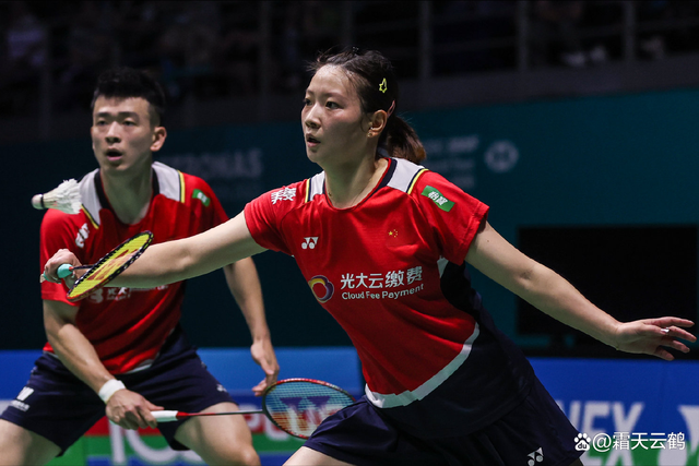 包含印度队完胜泰国队，黄鸭组合统治全场的词条