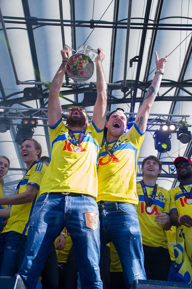 包含瑞典足球联赛揭幕战引爆热潮，球迷狂热支持的词条