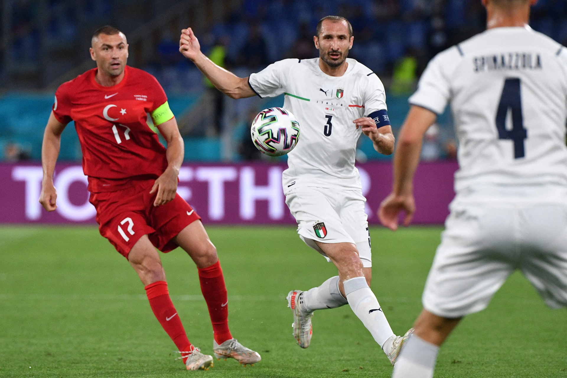 有球队在比赛中实力有所起伏，形势不明