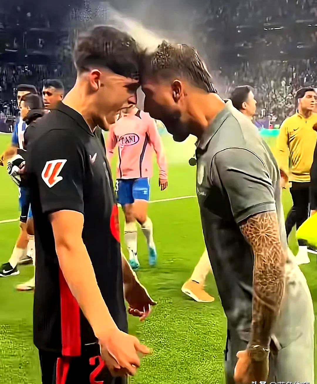 包含足球明星云集，竞技场上擦出火花的词条