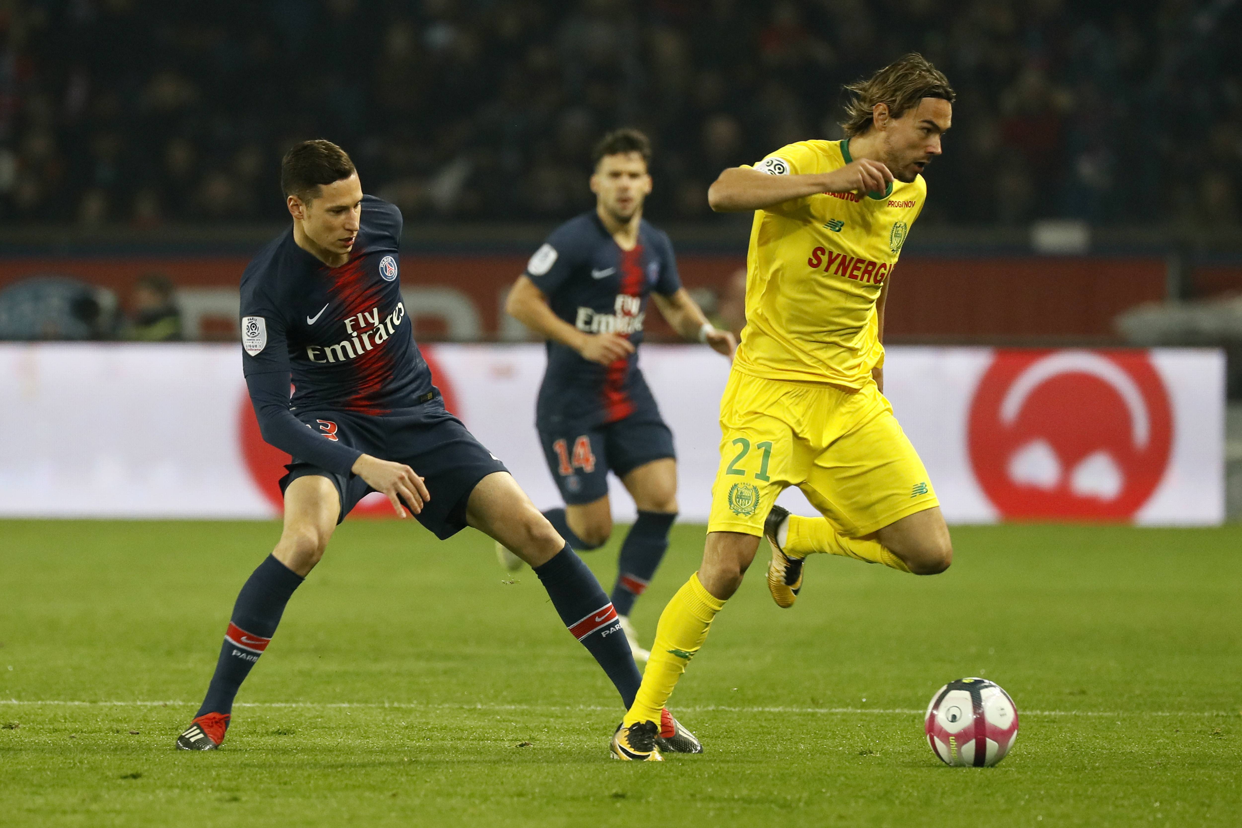 包含曼联客场大捷，保持榜首位置的词条