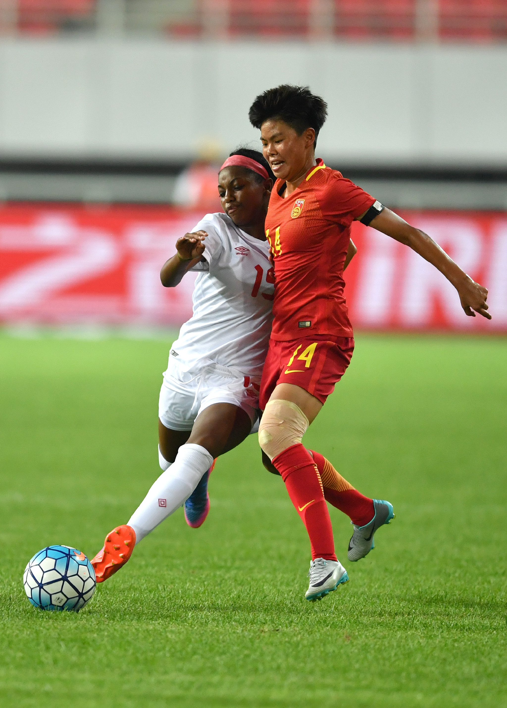 足球赛事中，女子运动员表现抢眼