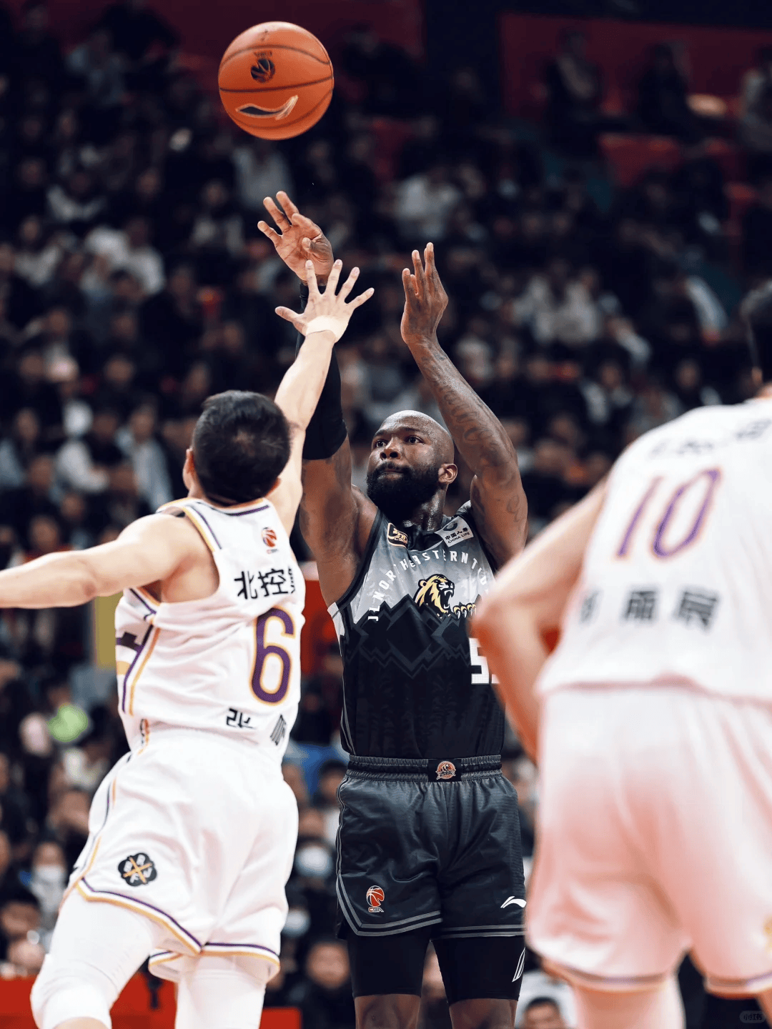 关键抢断!球队逆袭夺得胜利 关键抢断!球队逆袭夺得胜利