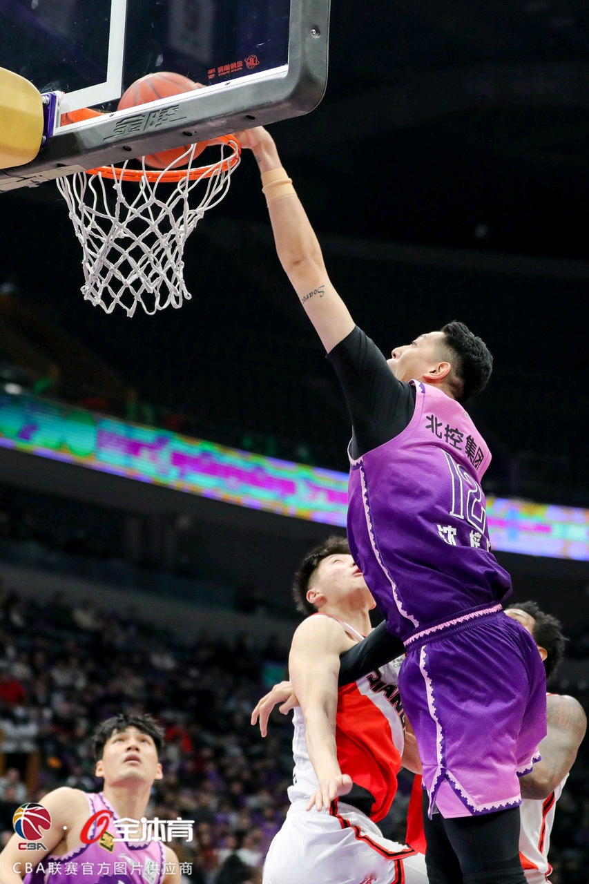 关键抢断!球队逆袭夺得胜利 关键抢断!球队逆袭夺得胜利