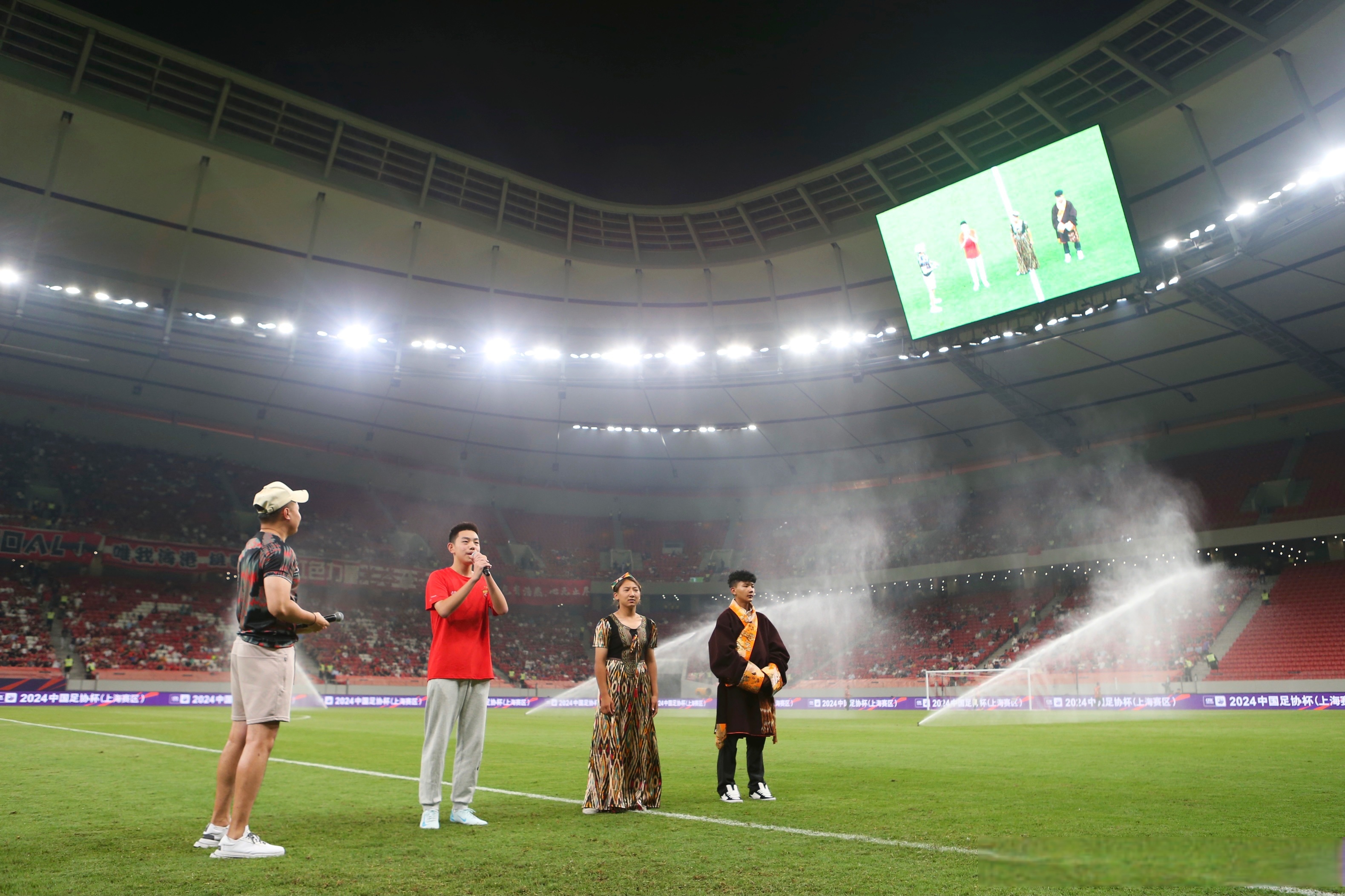 华伦西亚联赛首胜，球迷欢欣鼓舞