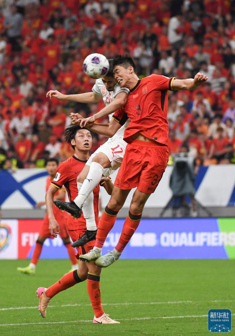 激烈的角逐中，球队赢得胜利，晋级下一轮的简单介绍