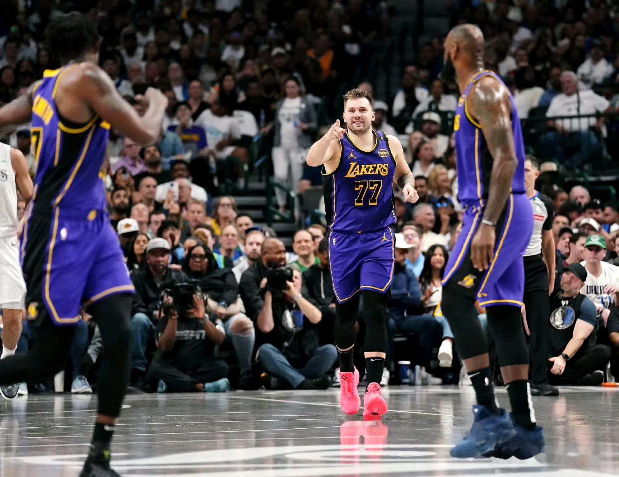 关于阿尔哈吉勒贝尔成德年度防守状元，带领湖人击败步行者的信息