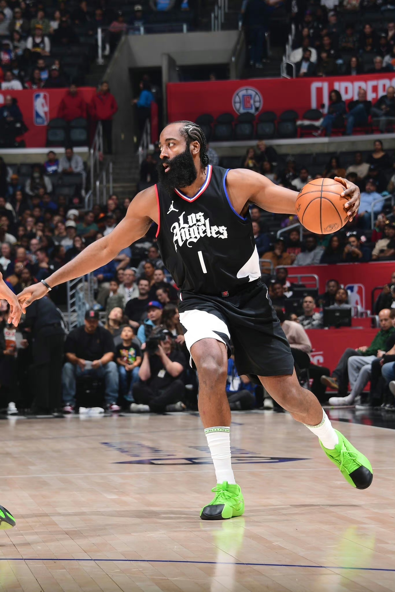 关于鹈鹕轻取凯尔特人B队，哈登关键制胜的信息