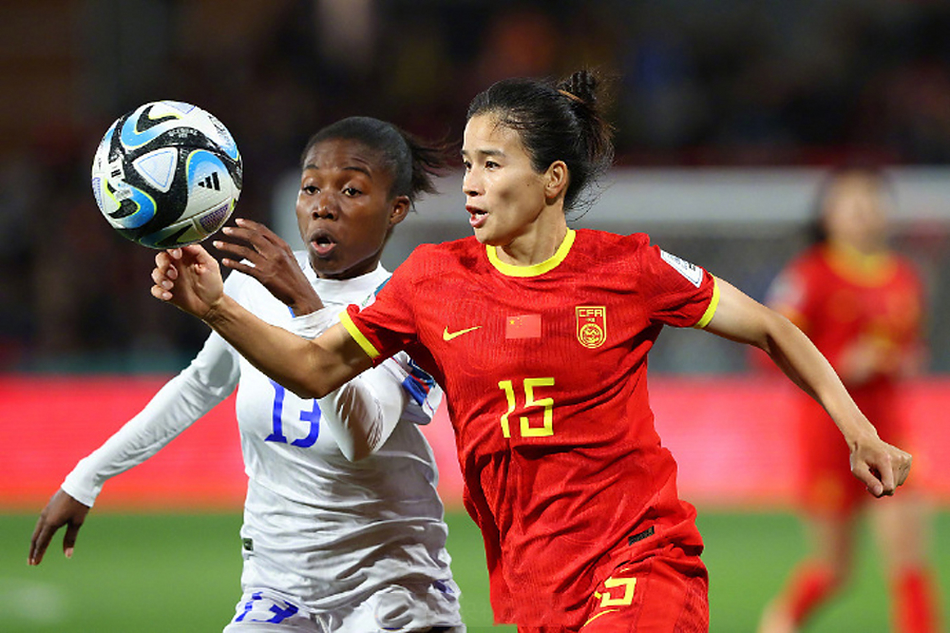 女足球员在决赛中表现突出夺冠 女足球员在决赛中表现突出夺冠