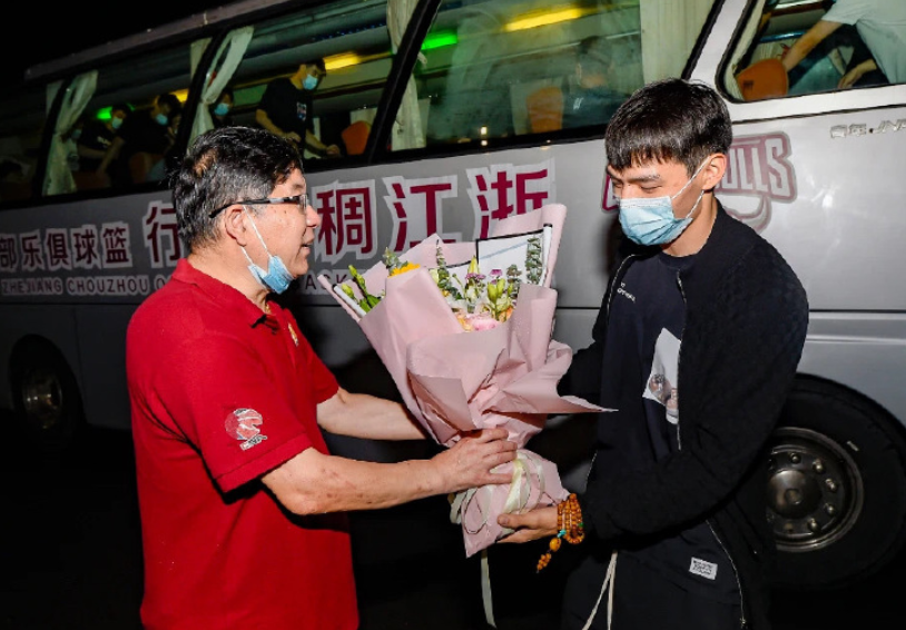 关于支持者热情迎接球队归来，热闹非凡的信息