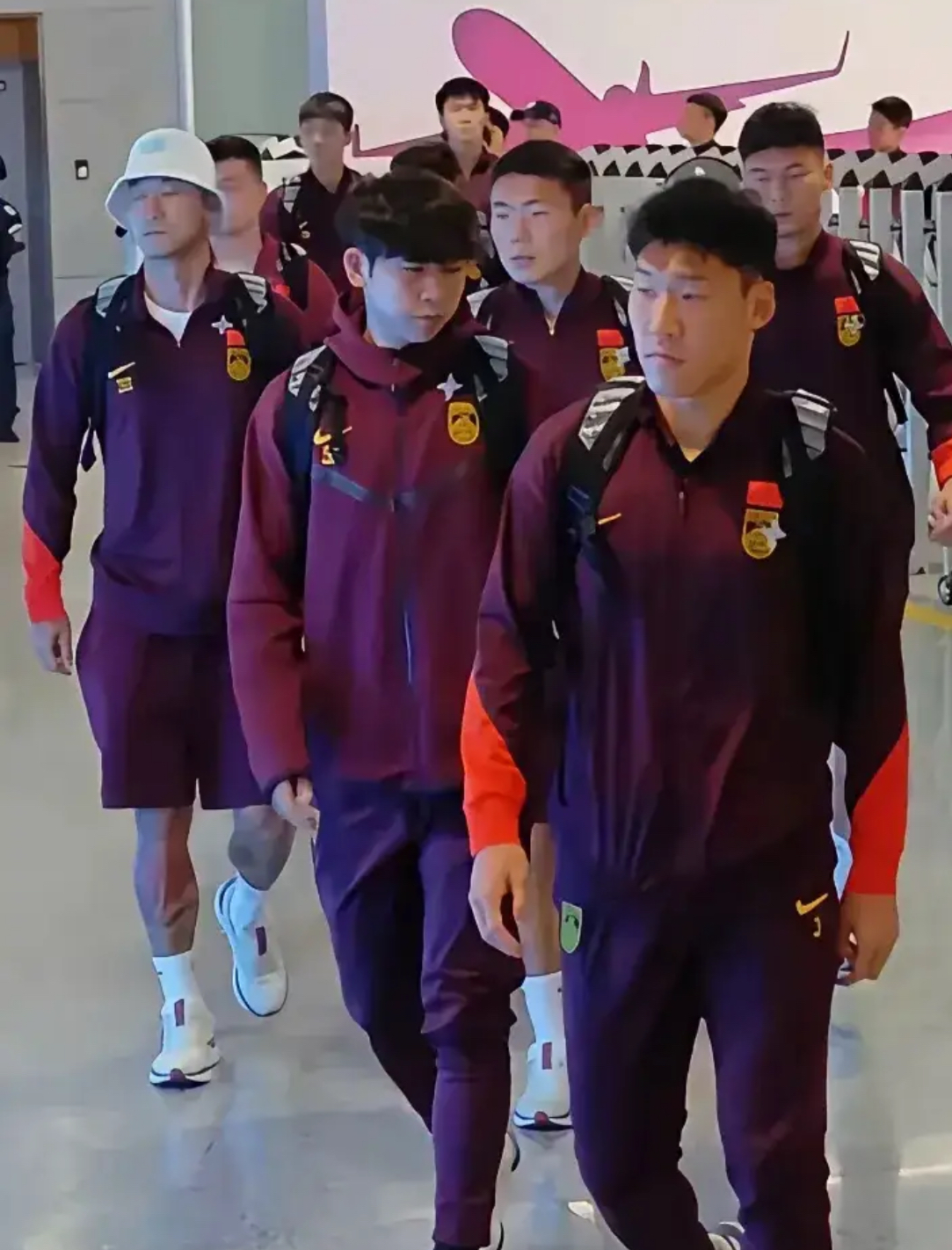 关于支持者热情迎接球队归来，热闹非凡的信息